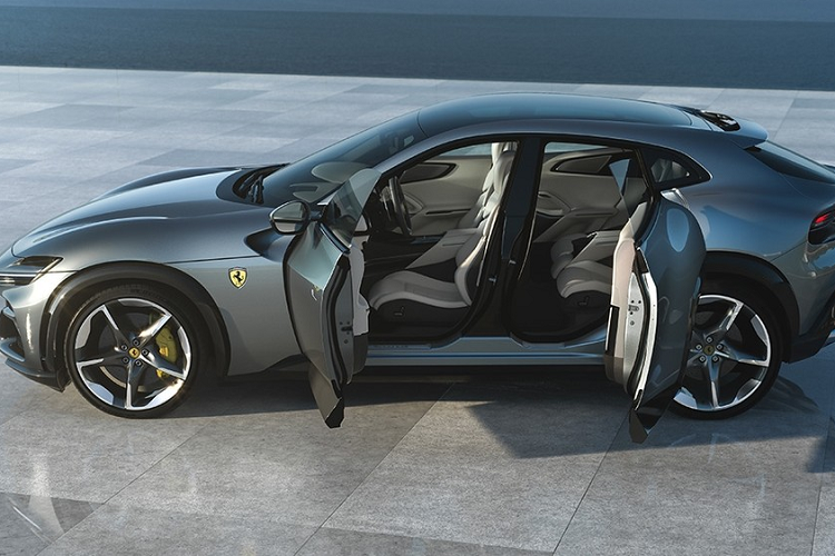 Cửa xe kiểu mở ngược độc đáo, tương tự xe Rolls-Royce. Mâm kích thước 22 inch phía trước và 23 inch phía sau thiết kế 5 chấu đơn hình cánh sao, đi kèm lốp thể thao có kích thước lần lượt là 255/35 R22 và 315/30 R23. Phía sau xe nổi bật với cụm đèn hậu kép kéo dài. Cản sau và hệ thống ống xả có nhiều điểm tương đồng với mẫu xe GT Roma. 