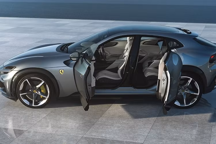 Cửa xe kiểu mở ngược độc đáo, tương tự xe Rolls-Royce. Mâm kích thước 22 inch phía trước và 23 inch phía sau thiết kế 5 chấu đơn hình cánh sao, đi kèm lốp thể thao có kích thước lần lượt là 255/35 R22 và 315/30 R23. Phía sau xe nổi bật với cụm đèn hậu kép kéo dài. Cản sau và hệ thống ống xả có nhiều điểm tương đồng với mẫu xe GT Roma. 