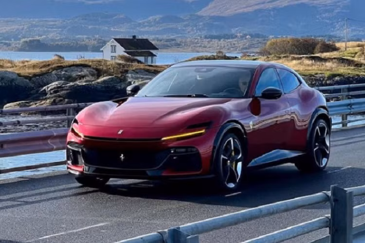 Mới đây, Ferrari Purosangue – mẫu SUV đầu tiên của thương hiệu xe thể thao nước Ý đã bị cánh săn ảnh bắt gặp khi đang lăn bánh trên đường cao tốc ở Na Uy. Được biết, đây là buổi ghi hình quảng cáo mẫu xe thể thao 4 chỗ này. Purosangue là mẫu xe mới nhất của Ferrari, được hãng trình làng vào ngày 13/9.