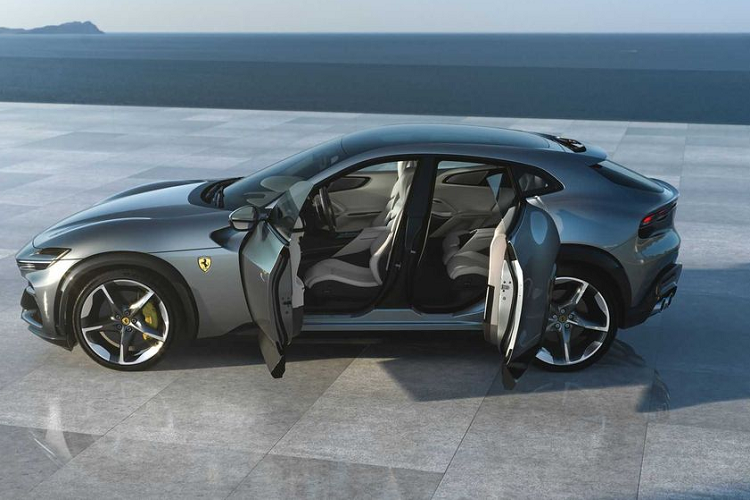 Mặc dù mang kiểu dáng SUV, mẫu xe này vẫn sở hữu những đặc trưng mang đậm tính thể thao cộp mác thương hiệu “Ngựa chồm”. Thân xe gân guốc với các mảng, khối và đường cắt xẻ mạnh mẽ. Ở phía trước, mẫu SUV này thừa hưởng thiết kế từ chiếc SF90 Stradale với cụm đèn hai tầng, lưới tản nhiệt đặt thấp phía dưới cản trước.