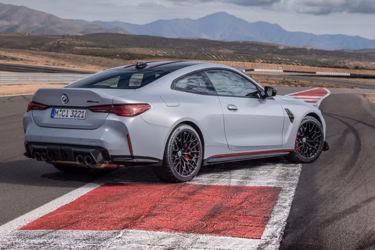 M4 CSL mới là một mẫu xe độc quyền khi BMW có kế hoạch chỉ sản xuất giới hạn 1.000 chiếc trên toàn cầu. Chiếc coupe nhận được những cải tiến so với M4 Competition, khiến nó trở thành một mẫu xe BMW được sản xuất hàng loạt có tốc độ nhanh nhất từng tham gia vòng đua Nordschleife tại Nurburgring. Cụ thể, M4 CSL chỉ mất 7 phút 20 giây để hoàn thành một vòng trường đua.