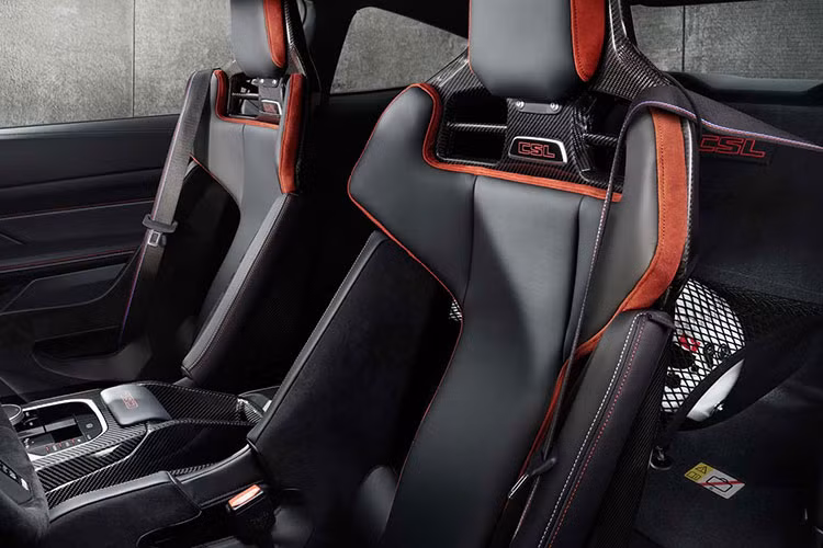 Chính vì có thể sử dụng trong cả trường đua, BMW đã tối ưu bằng việc trang bị hàng ghế sau có thể tháo rời nhằm tiết kiệm 20 kg, trong khi hàng ghế trước được sản xuất hoàn toàn bằng sợi carbon giúp tiết kiệm được 24 kg. CSL còn được trang bị một số thành phần nhựa gia cố CFRP ở cả nội thất và ngoại thất giúp tiết kiệm được 10 kg. Tổng trọng lượng của M4 CSL 2023 chỉ là 1.605 kg.