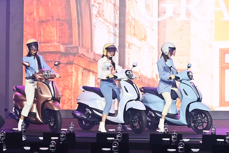 Yamaha Motor Việt Nam đã chính thức vén màn ba mẫu xe mới: NVX, Grande và R15 - tích hợp sẵn kết nối thông minh Y-Connect - cho phép những chủ xe gen Z có thể quản lý phương tiện thông quan smartphone một cách thông minh, tiện lợi nhất; nâng tầm trải nghiệm sử dụng xe.