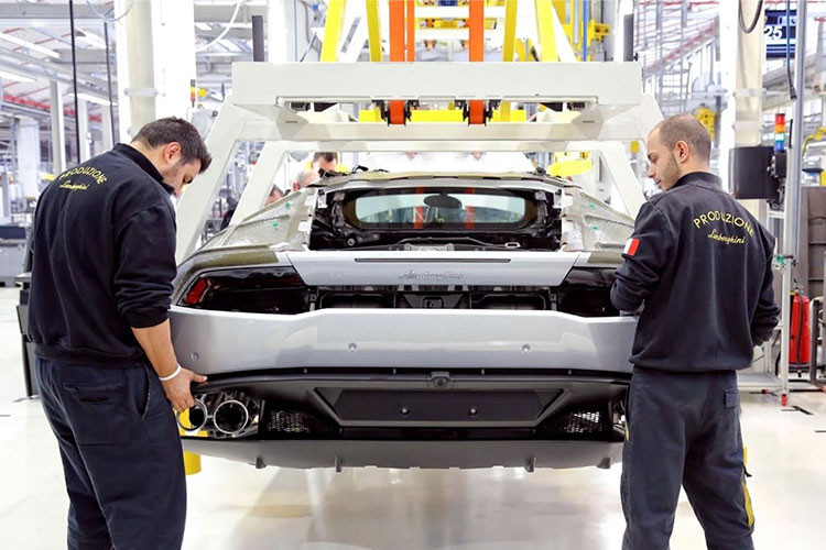 Chiếc Aventador thứ 11.465 lăn bánh khỏi dây chuyền sản xuất, đánh dấu kết thúc kỷ nguyên V12 thuần chất nhất tại Lamborghini. Đây là lần thứ 2 hãng xe Lamborghini công bố chấm dứt sản xuất Aventador, bởi trước đó thương hiệu siêu xe Ý từng dừng sản xuất vào cuối năm 2021.