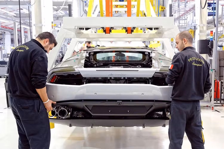 Chiếc Aventador thứ 11.465 lăn bánh khỏi dây chuyền sản xuất, đánh dấu kết thúc kỷ nguyên V12 thuần chất nhất tại Lamborghini. Đây là lần thứ 2 hãng xe Lamborghini công bố chấm dứt sản xuất Aventador, bởi trước đó thương hiệu siêu xe Ý từng dừng sản xuất vào cuối năm 2021.