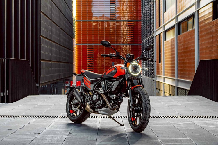 Tại thị trường Mỹ, giá xe Ducati Scrambler 2023 từ 10.995 USD cho bản Icon trong khi 2 bản còn lại đều có giá 12.195 USD. Theo hãng Ducati, Scrambler 1100 cũng sẽ quay trở lại thị trường nhưng không thay đổi so với trước, vẫn có 3 phiên bản là Dark Pro, Tribute Pro và Sport Pro.