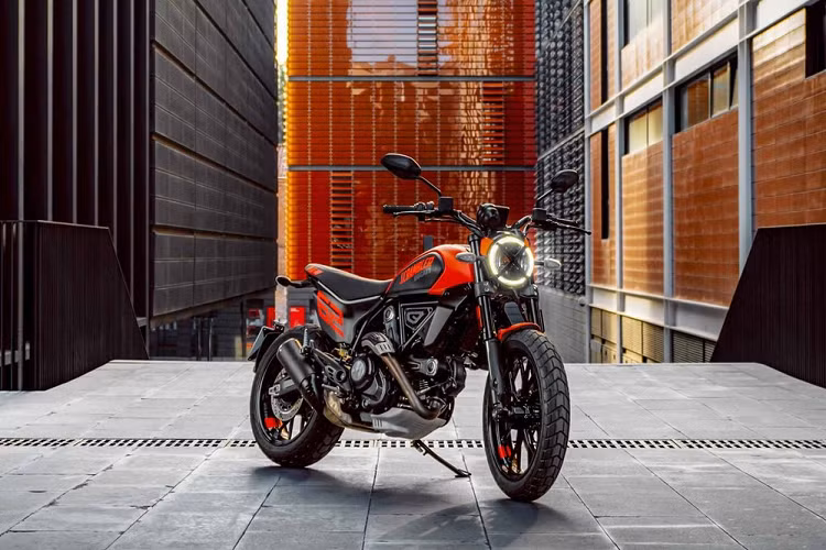 Tại thị trường Mỹ, giá xe Ducati Scrambler 2023 từ 10.995 USD cho bản Icon trong khi 2 bản còn lại đều có giá 12.195 USD. Theo hãng Ducati, Scrambler 1100 cũng sẽ quay trở lại thị trường nhưng không thay đổi so với trước, vẫn có 3 phiên bản là Dark Pro, Tribute Pro và Sport Pro.