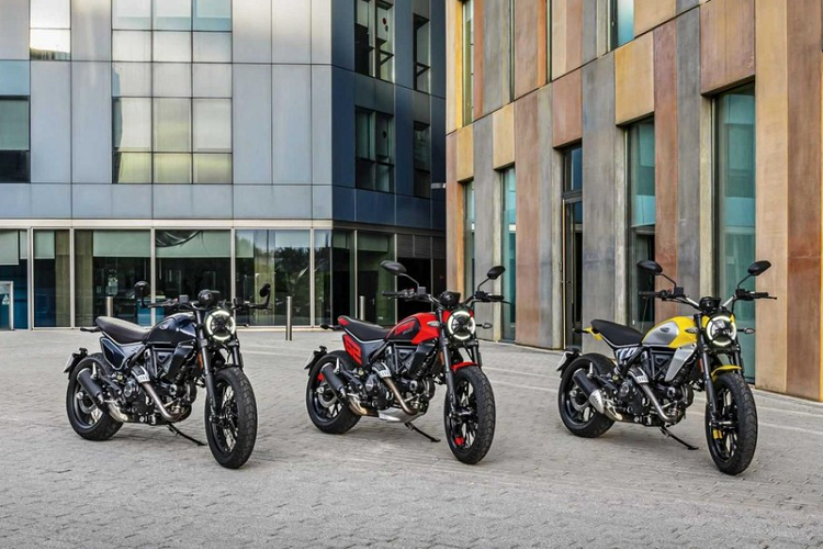 Ducati Scrambler là mẫu môtô phân khối lớn hiện không còn xa lạ với người dùng thế giới nói chung và Việt Nam nói riêng. Trước thềm triển lãm EICMA năm nay, hãng Ducati đã chính thức tung ra thế hệ mới của mẫu mô tô quen thuộc này. Ở thế hệ thứ hai, Ducati Scrambler 2023 mới được chia thành 3 phiên bản là Icon, Full Throttle và Nightshift.