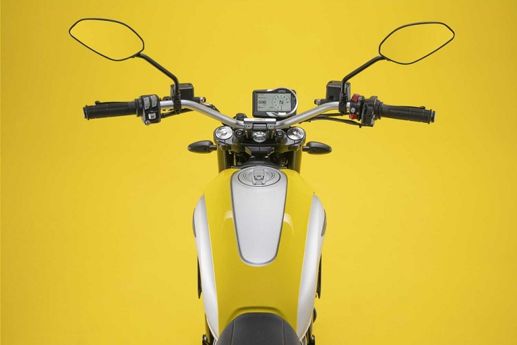 Chưa dừng ở đó, Ducati Scrambler 2023 còn được bổ sung bình xăng bằng thép mới. Người mua có thể chọn 1 trong 9 màu sơn cho bình xăng hoặc phối màu "tông xuyệt tông" với chắn bùn và ốp xung quanh đèn pha.