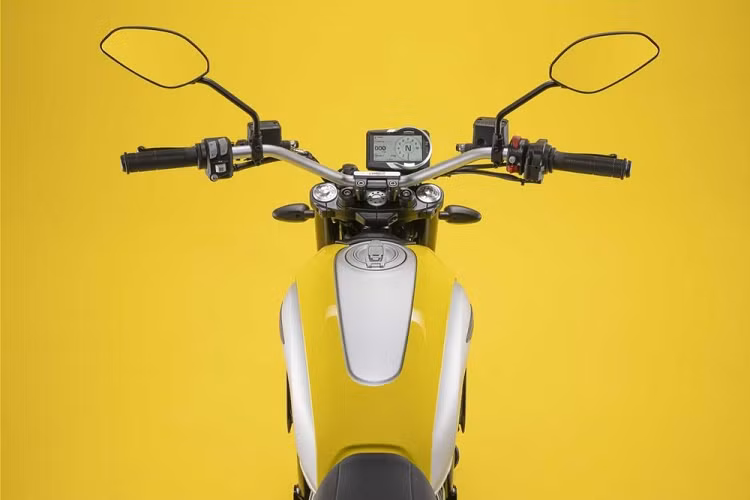 Chưa dừng ở đó, Ducati Scrambler 2023 còn được bổ sung bình xăng bằng thép mới. Người mua có thể chọn 1 trong 9 màu sơn cho bình xăng hoặc phối màu "tông xuyệt tông" với chắn bùn và ốp xung quanh đèn pha.