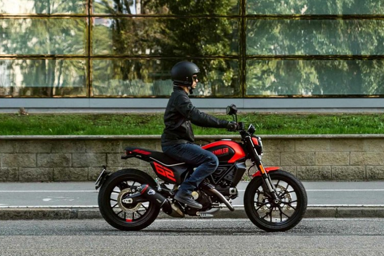 Cuối cùng là yên cao chỉ 795 mm giúp Ducati Scrambler 2023 tiếp tục là lựa chọn phù hợp với nhiều dáng người, nhất châu Á hoặc các nữ biker. Ở phiên bản Icon, tay lái mới còn được hạ thấp và gần với người điều khiển hơn.