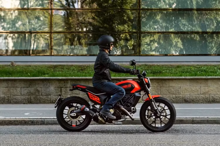 Cuối cùng là yên cao chỉ 795 mm giúp Ducati Scrambler 2023 tiếp tục là lựa chọn phù hợp với nhiều dáng người, nhất châu Á hoặc các nữ biker. Ở phiên bản Icon, tay lái mới còn được hạ thấp và gần với người điều khiển hơn.