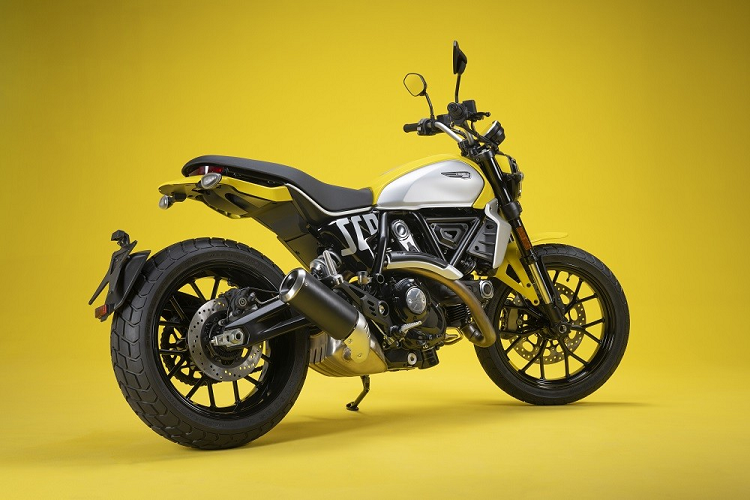 Chưa hết, thế hệ thứ hai của Ducati Scrambler còn có thêm bảng đồng hồ kỹ thuật số với màn hình màu TFT 4,3 inch, hỗ trợ kết nối với điện thoại thông minh. Bên cạnh đó là hệ thống đèn LED từ trước ra sau được trang bị tiêu chuẩn cho xe, bao gồm cả dải đèn LED định vị ban ngày hình tròn.