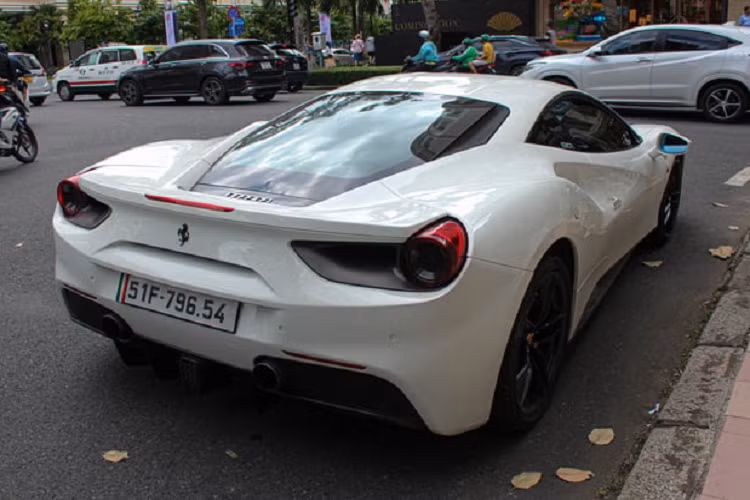 Ferrari 488 GTB sở hữu cụm đèn pha LED trước kéo dài và sắc sảo từng chi tiết. Phần cản trước của siêu xe Ferrari đến từ nước Ý được chia làm 3 khoảng riêng biệt cùng thiết kế hình hộp vuông vức góc cạnh tựa như siêu phẩm Hypercar Ferrari LaFerrari.