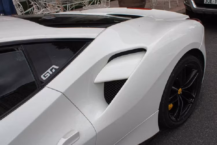 Ferrari 488 GTB mang trong mình động động cơ V8 tăng áp kép dung tích 3.9L mạnh mẽ, kết hợp cùng hộp số ly hợp kép 7, sản sinh công suất 661 mã lực tại vòng tua 8.000 vòng/phút và mô-men xoắn cực đại 760Nm tại 3.000 vòng/phút.