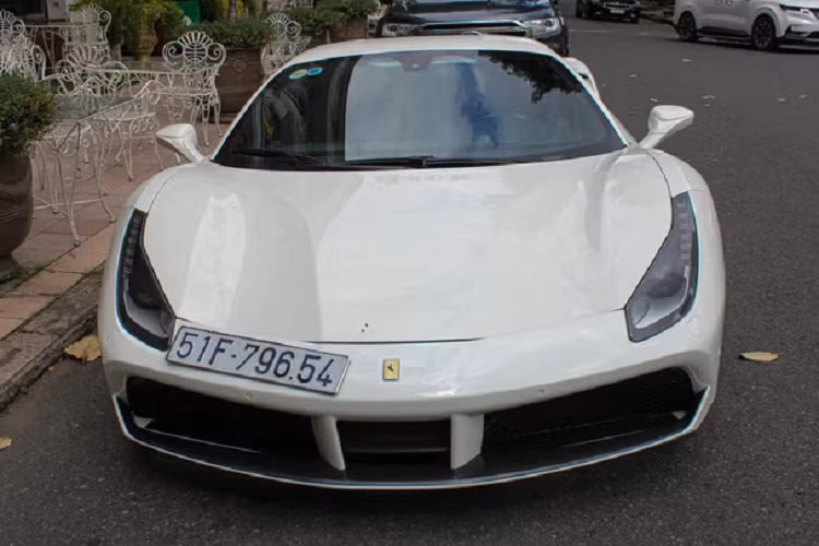 Ngoài sự nổi bật bởi vẻ đẹp ngoại thất màu trắng, chiếc Ferrari 488 GTB này còn gây ấn tượng bởi bộ mâm 5 chấu kép màu đen vô cùng thể thao.