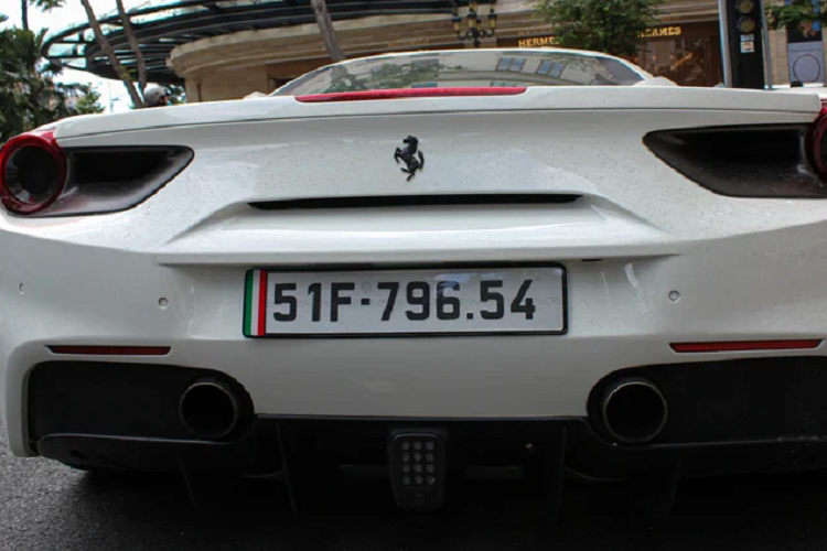 Trong khi đó, ở đuôi xe, phần bên dưới cản sau được thiết kế thể thao với các tấm nan cố định và những tấm líp điều khiển hoàn toàn bằng điện, có thể thay đổi vị trí nhằm tạo thêm lực ép khi xe tăng tốc ở tốc độ cao.