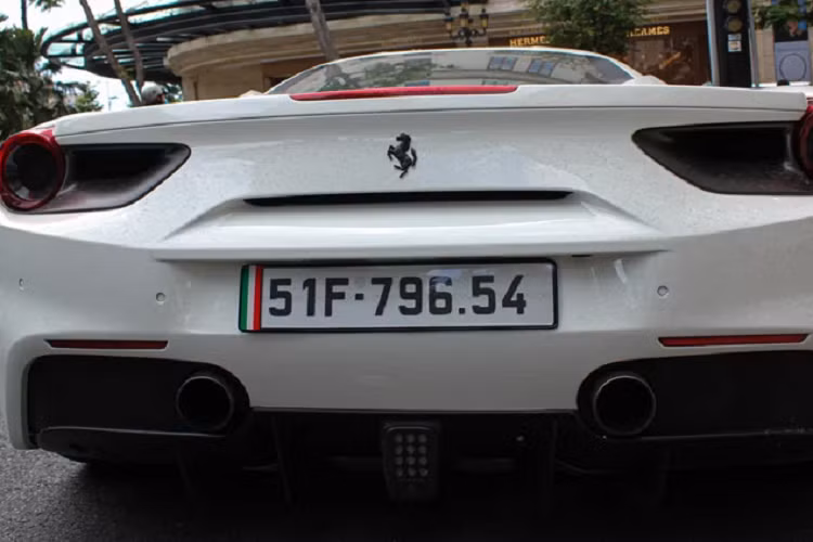 Trong khi đó, ở đuôi xe, phần bên dưới cản sau được thiết kế thể thao với các tấm nan cố định và những tấm líp điều khiển hoàn toàn bằng điện, có thể thay đổi vị trí nhằm tạo thêm lực ép khi xe tăng tốc ở tốc độ cao.