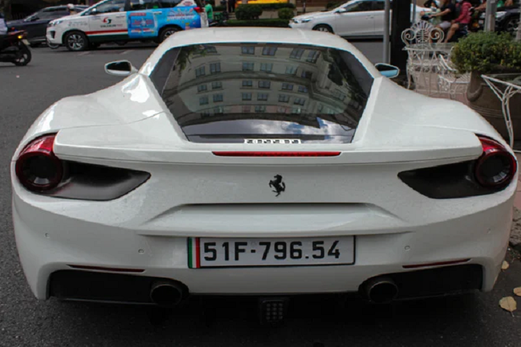 Siêu xe chỉ mất 3 giây để tăng tốc từ 0-100 km/h trước khi đạt vận tốc tối đa 330 km/h. Được biết, chiếc siêu xe Ferrari 488 GTB tại Sài Gòn này thuộc sở hữu của một tay chơi có tiếng và nó cũng là chiếc 488 GTB đầu tiên về Việt Nam.