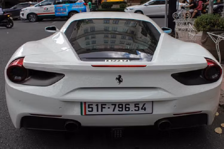Siêu xe chỉ mất 3 giây để tăng tốc từ 0-100 km/h trước khi đạt vận tốc tối đa 330 km/h. Được biết, chiếc siêu xe Ferrari 488 GTB tại Sài Gòn này thuộc sở hữu của một tay chơi có tiếng và nó cũng là chiếc 488 GTB đầu tiên về Việt Nam.