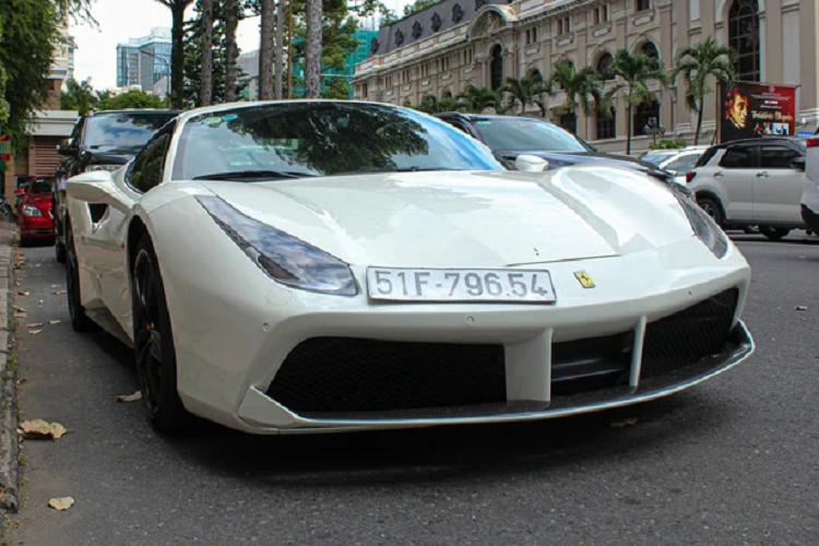 Siêu ngựa Ferrari 488 GTB này đã từng được dán decal màu trắng nhám kết hợp cùng các điểm nhấn màu đỏ tăng thêm sự cuốn hút cho chiếc xe, tuy nhiên màu sắc này chỉ được chơi trong một thời gian ngắn. Tính đến nay, tại Việt Nam có rất nhiều đại Việt ưa chuộng và sở hữu Ferrari 488 GTB.