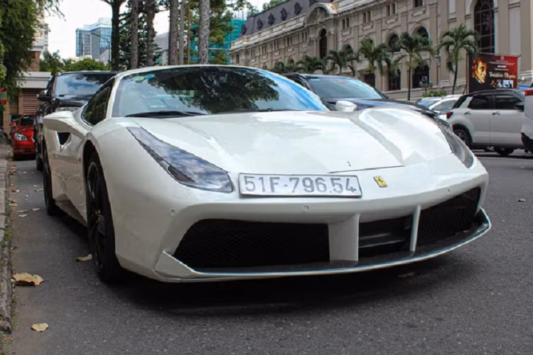 Siêu ngựa Ferrari 488 GTB này đã từng được dán decal màu trắng nhám kết hợp cùng các điểm nhấn màu đỏ tăng thêm sự cuốn hút cho chiếc xe, tuy nhiên màu sắc này chỉ được chơi trong một thời gian ngắn. Tính đến nay, tại Việt Nam có rất nhiều đại Việt ưa chuộng và sở hữu Ferrari 488 GTB.