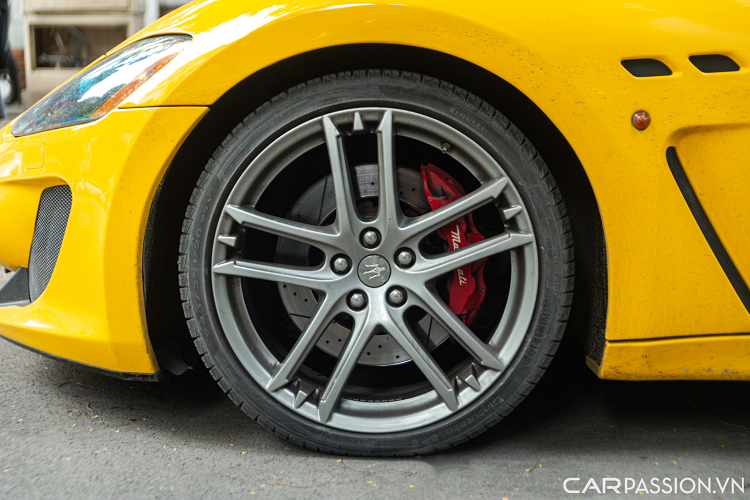 Bên cạnh líp gió hông mạnh mẽ, phần hông xe được bổ sung 3 khe gió hình tứ giác được mạ chrome sáng bóng, được biết trên mỗi dòng xe Maserati, 3 khe gió này sẽ mang những thiết kế đặc trưng riêng. Logo của thương hiệu cây đinh ba được đặt tại cột C của xe.