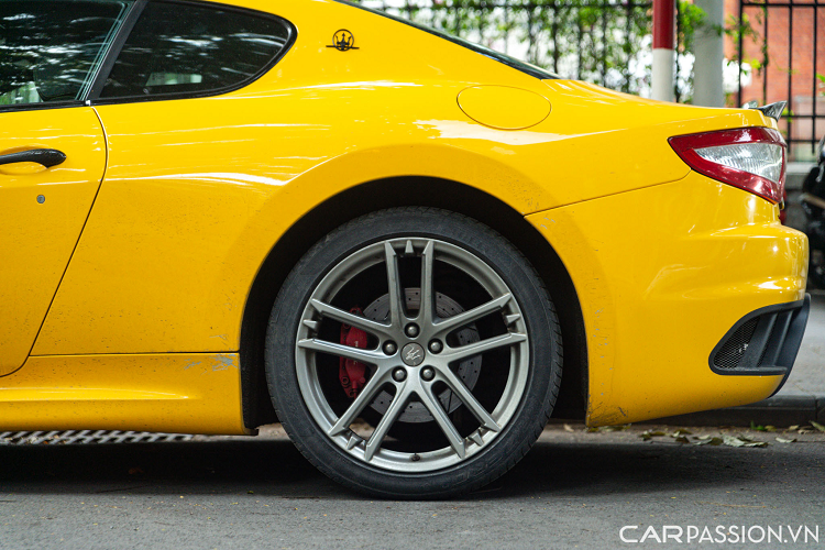 Maserati GranTurismo Sport sở hữu thiết kế 2+2 nhưng thực chất mẫu xe thể thao này không khác gì chiếc sedan hạng sang Quattroporte với 4 cửa khi khoảng cách giữa 2 cầu xe chỉ ngắn hơn 12 cm so với chiếc Quattroporte.