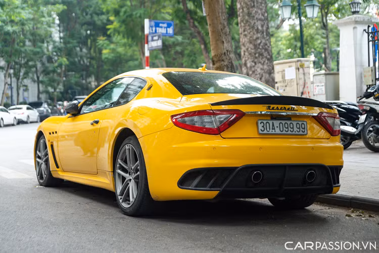 Nội thất xe là sự kết hợp hoàn hảo giữa chất liệu da cao cấp và các chi tiết bằng sợi carbon với các đường chỉ khâu màu vàng tinh tế mang lại sự sang trọng nhưng vẫn đậm chất thể thao cho xe.