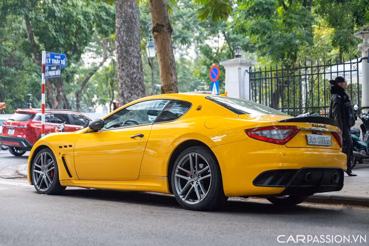 Phần đuôi xe không quá nổi bật với cụm đèn hậu tương tự thế hệ GranTurismo đầu tiên, logo “Maserati” đặt ở vị trí trung tâm và được sơn đen, cánh gió sau bằng sợi carbon có kích thước nhỏ đi kèm tên phiên bản MC SportLine. Phía dưới gầm xe là hệ thống ống xả và cản sau cũng được làm khác với phiên bản tiêu chuẩn.