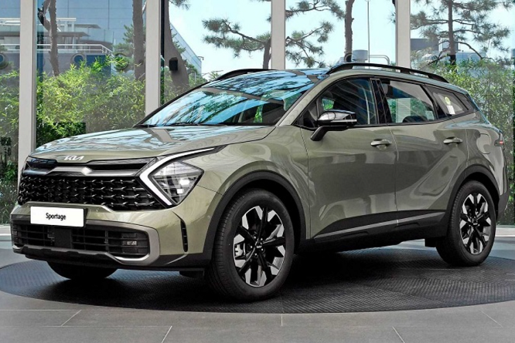 Được cho là sẽ ra mắt ngay trong hôm nay (10/6), Kia Sportage 2022 về Việt Nam đang thu hút sự chú ý của đông đảo người tiêu dùng. Xe sẽ được phân phối tại Việt Nam với 8 phiên bản, phía đại lý tiết lộ giá xe dao động trong khoảng 899 triệu đến 1,099 tỷ đồng.