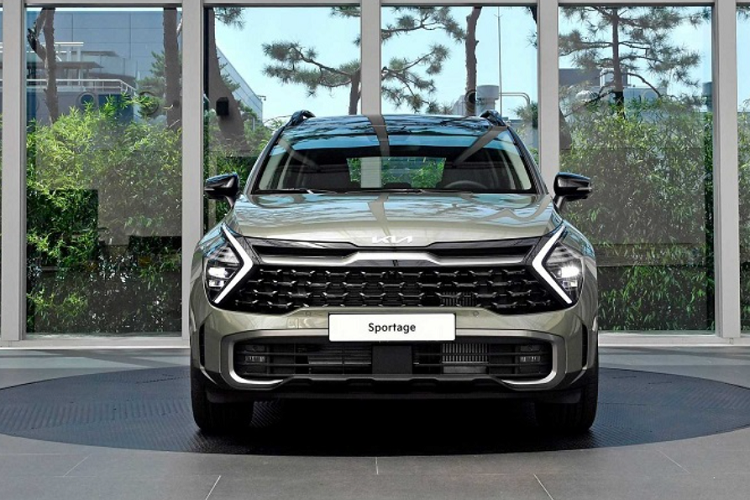 Cụ thể, giá xe Kia Sportage 2.0G Luxury 2022 sẽ có giá 899 triệu đồng, Sportage 2.0G Premium giá từ 939 triệu đồng, Sportage 2.0G Signature X-Line giá 999 triệu đồng, Sportage 2.0G Signature giá 1,009 tỷ đồng, Sportage 1.6 Turbo Signature X-Line AWD / Sportage 1.6 Turbo Signature AWD / Sportage 2.0D Signature X-Line đồng giá 1,089 tỷ đồng, Sportage 2.0D Signature giá 1,099 tỷ đồng.