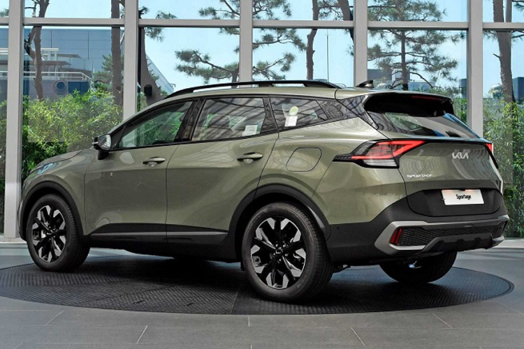 Kia Sportage 2022 sở hữu gói trang bị hỗ trợ lái nâng cao ADAS (Advanced Driver Assistance System) bao gồm tính năng hỗ trợ tránh va chạm trước FCA, hỗ trợ lái xe trên cao tốc HDA và điều khiển hành trình thông minh dựa trên hệ thống định vị NSCC, phanh khẩn cấp tự động, hỗ trợ giữ làn đường, cảnh báo phương tiện cắt ngang khi lùi, hỗ trợ tránh va chạm sau, cảnh báo chệch làn đường.