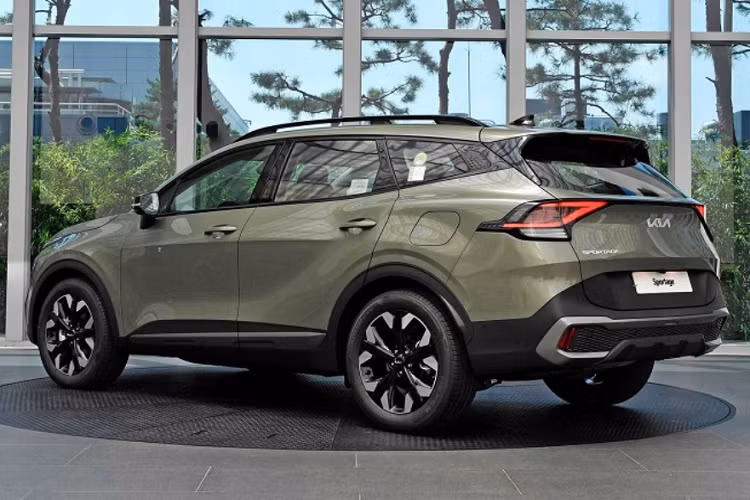 Kia Sportage 2022 sở hữu gói trang bị hỗ trợ lái nâng cao ADAS (Advanced Driver Assistance System) bao gồm tính năng hỗ trợ tránh va chạm trước FCA, hỗ trợ lái xe trên cao tốc HDA và điều khiển hành trình thông minh dựa trên hệ thống định vị NSCC, phanh khẩn cấp tự động, hỗ trợ giữ làn đường, cảnh báo phương tiện cắt ngang khi lùi, hỗ trợ tránh va chạm sau, cảnh báo chệch làn đường.