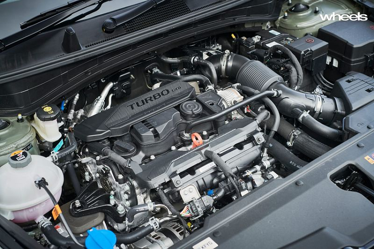 Mẫu xe SUV Kia Sportage 2022 tại Việt Nam sẽ có 3 tùy chọn cấu hình động cơ là xăng 2.0, xăng tăng áp 1.6 và diezel 2.0. Động cơ xăng 2.0 có công suất 154 mã lực, mô men xoắn đạt 192Nm. Đi kèm hộp số tự động 6 cấp và hệ dẫn động cầu trước.