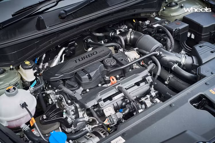 Mẫu xe SUV Kia Sportage 2022 tại Việt Nam sẽ có 3 tùy chọn cấu hình động cơ là xăng 2.0, xăng tăng áp 1.6 và diezel 2.0. Động cơ xăng 2.0 có công suất 154 mã lực, mô men xoắn đạt 192Nm. Đi kèm hộp số tự động 6 cấp và hệ dẫn động cầu trước.