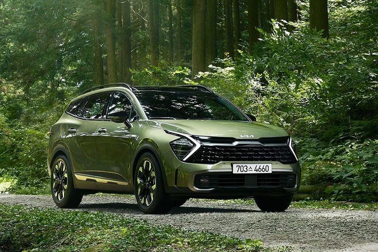 Kia Sportage 2022 phân phối tại Việt Nam với 8 tùy chọn màu sắc bao gồm: Đen, Trắng ngọc trai, Đỏ tươi, Xanh biển, Nâu, Xanh lá, Xanh xám. Phía đại lý cho biết xe sẽ có đèn pha LED hoặc Projector LED tùy phiên bản. Cốp chỉnh điện là trang bị tiêu chuẩn, trong khi cửa sổ trời toàn cảnh Panaroma sẽ chỉ có ở phiên bản cao cấp.