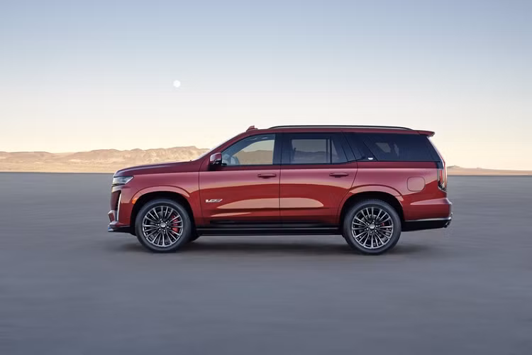 Cadillac gọi Escalade-V là "chiếc SUV cỡ lớn mạnh mẽ nhất trong phân khúc". Dưới nắp ca-pô của Escalade V là cỗ máy siêu nạp V8 6.2L sản sinh công suất 682 mã lực và mô-men xoắn cực đại 885 Nm, cho phép xe tăng tốc từ 0 - 96 km/h chỉ trong 4,4 giây. Đây là kết quả ấn tượng với một chiếc SUV nặng gần 3.000 kg như Escalade V.