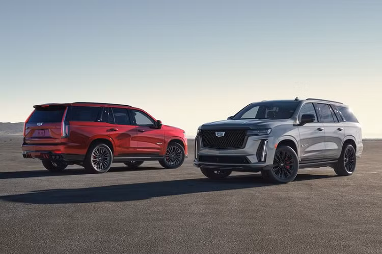 Ngoài ra, chiếc SUV còn có bộ mâm 22 inch độc đáo đi kèm phanh trước Brembo thửa riêng, kẹp phanh màu đỏ cùng hệ thống ống xả 4 pô đặc trưng. Cadillac Escalade-V 2023 sẽ chính thức có mặt tại các đại lý vào mùa hè nay, chưa rõ số lượng sản xuất của xe có bị giới hạn hay không.