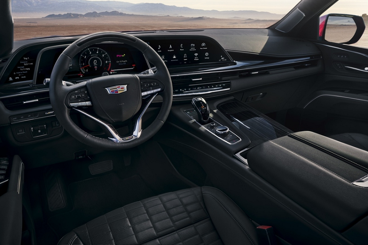 Bên cạnh khối động cơ mạnh mẽ, Cadillac Escalade-V 2023 còn được trang bị hệ thống giảm chấn từ tính Magnetic Ride Control thế hệ mới nhất, hệ thống treo khí nén chủ động Air Ride Adaptive và phần cứng hệ thống treo bổ sung dành riêng cho mẫu V. Chưa hết, các lò xò phía sau cũng được chế tạo cứng hơn so với lò xò phía trước. Escalade-V 2023 có nhiều chế độ lái khác nhau, bao gồm Tour, Sport và cả Snow / Ice.