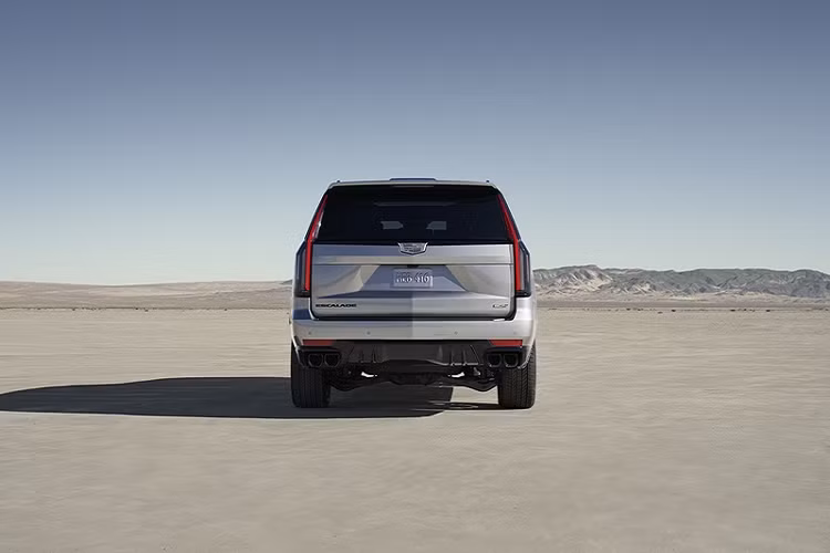 Cả 3 hàng ghế trên xe đều được bọc da aniline, với ghế trước có tính năng mát-xa. Hệ thống âm thanh AKG Studio Reference tiêu chuẩn 36 loa của Escalade-V có công nghệ âm thanh vòm 3D, điều hướng tiên tiến...để đem đến trải nghiệm tốt nhất cho đôi tai của hành khách.