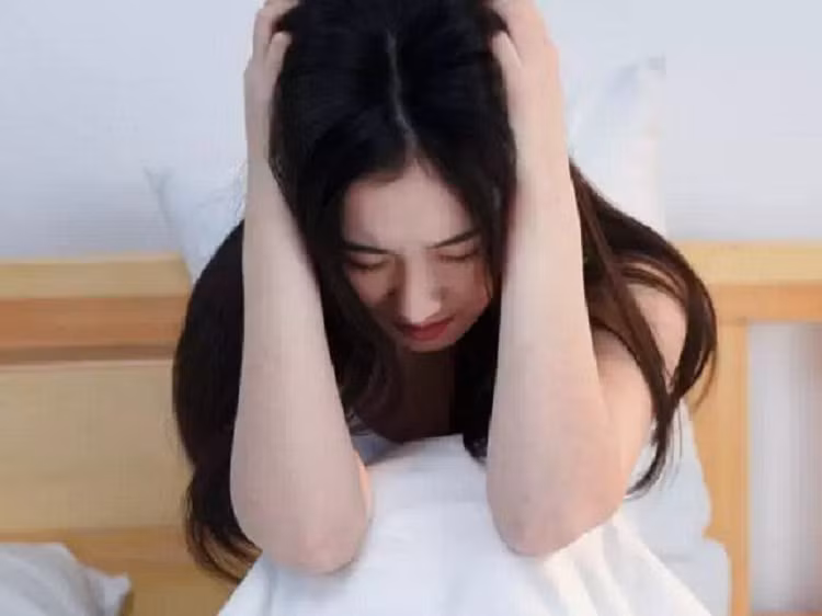 Dem tan hon, toi om ao con gai khoc - chong gian du duoi khoi nha