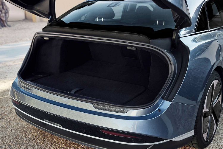 AirLucid Air Touring được trang bị phần nóc xe bằng nhôm của phiên bản Pure, tùy chọn mái kính Glass Canopy. Các vật liệu nội thất cao cấp hơn như da Nappa và ốp gỗ đều được trang bị ở phiên bản này.