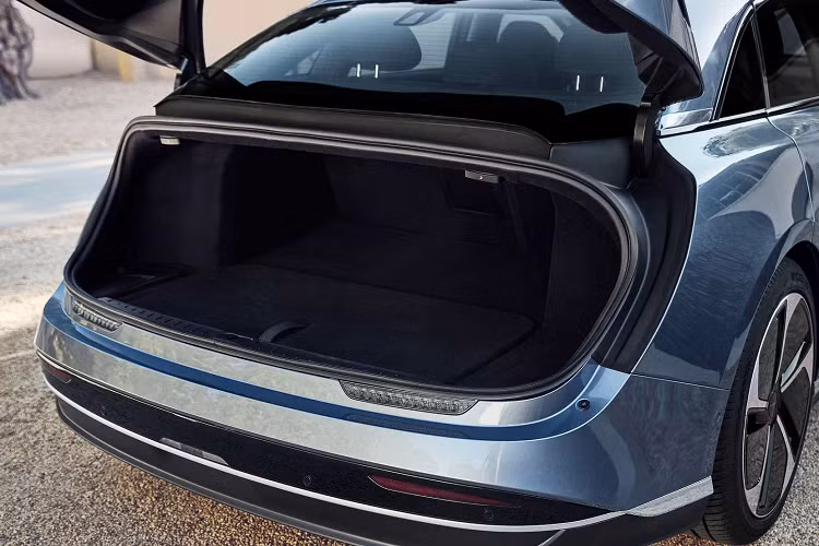 AirLucid Air Touring được trang bị phần nóc xe bằng nhôm của phiên bản Pure, tùy chọn mái kính Glass Canopy. Các vật liệu nội thất cao cấp hơn như da Nappa và ốp gỗ đều được trang bị ở phiên bản này.