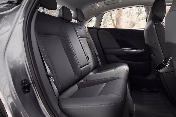 Phiên bản cao cấp hơn Air Pure được ra mắt lần này chính là Lucid Air Touring. Mẫu xe có giá khởi điểm 107.400 Đô (hơn 2,26 tỷ đồng), hệ thống truyền động động cơ kép của nó tạo ra một công suất ấn tượng lên tới 620 mã lực, từ đây giúp xe tăng tốc từ 0 - 96 km/h chỉ trong vòng 3,4 giây.