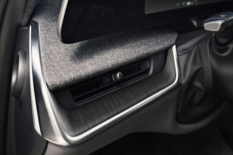 Mẫu xe cũng sử dụng cùng loại pin tầm xa 18 mô-đun như Air Pure, nhưng phạm vi ước tính của EPA lên tới 684 km. Lucid Motors cho biết Air Touring có hiệu quả lái xe tốt nhất trong toàn bộ dòng sản phẩm AirLucid Air Touring.