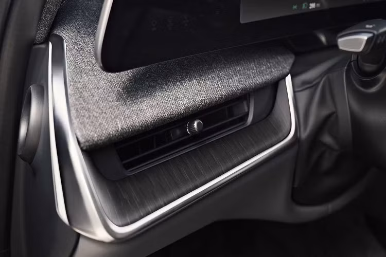 Mẫu xe cũng sử dụng cùng loại pin tầm xa 18 mô-đun như Air Pure, nhưng phạm vi ước tính của EPA lên tới 684 km. Lucid Motors cho biết Air Touring có hiệu quả lái xe tốt nhất trong toàn bộ dòng sản phẩm AirLucid Air Touring.