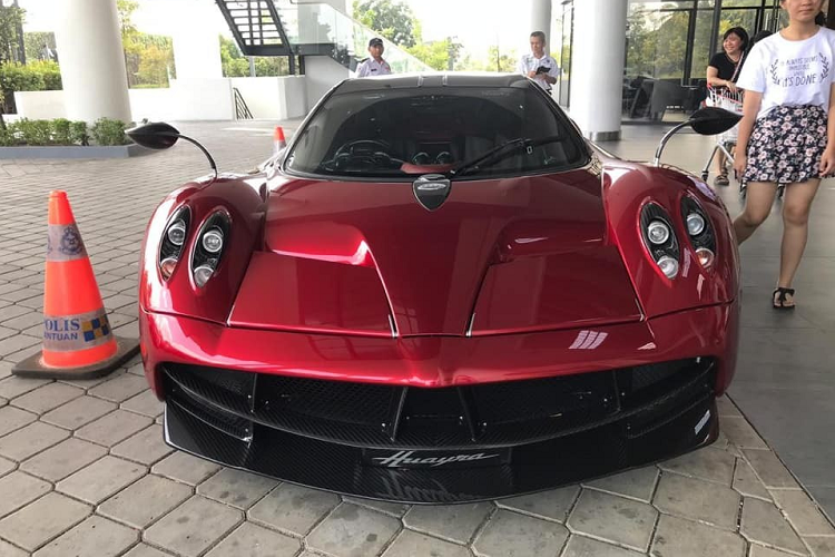 Cánh gió đuôi của xe Pagani Huayra được bí như cánh gió trên máy bay, khi xe chạy với vận tốc trên 65 km/h và chủ nhân phanh lại, cánh gió sẽ nâng lên để kìm xe lại, sau đó, cánh gió đuôi của xe sẽ tự động hạ xuống như chưa từng xảy ra chuyện gì. 