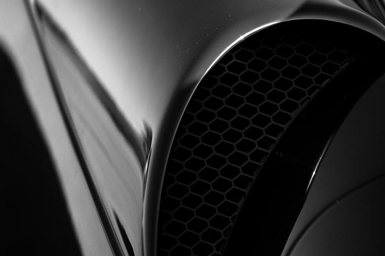 Kết hợp với động cơ là hộp số tuần tự 7 cấp với ly hợp đơn, nhờ đó, "thần gió" Pagani Huayra của Tunku Idris Iskandar Ismail chỉ mất khoảng thời gian 2,8 giây để tăng tốc từ vị trí đứng yên lên 100 km/h trước khi đạt vận tốc tối đa 370 km/h. 