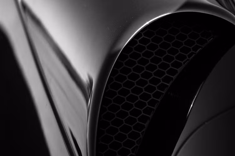 Kết hợp với động cơ là hộp số tuần tự 7 cấp với ly hợp đơn, nhờ đó, "thần gió" Pagani Huayra của Tunku Idris Iskandar Ismail chỉ mất khoảng thời gian 2,8 giây để tăng tốc từ vị trí đứng yên lên 100 km/h trước khi đạt vận tốc tối đa 370 km/h. 